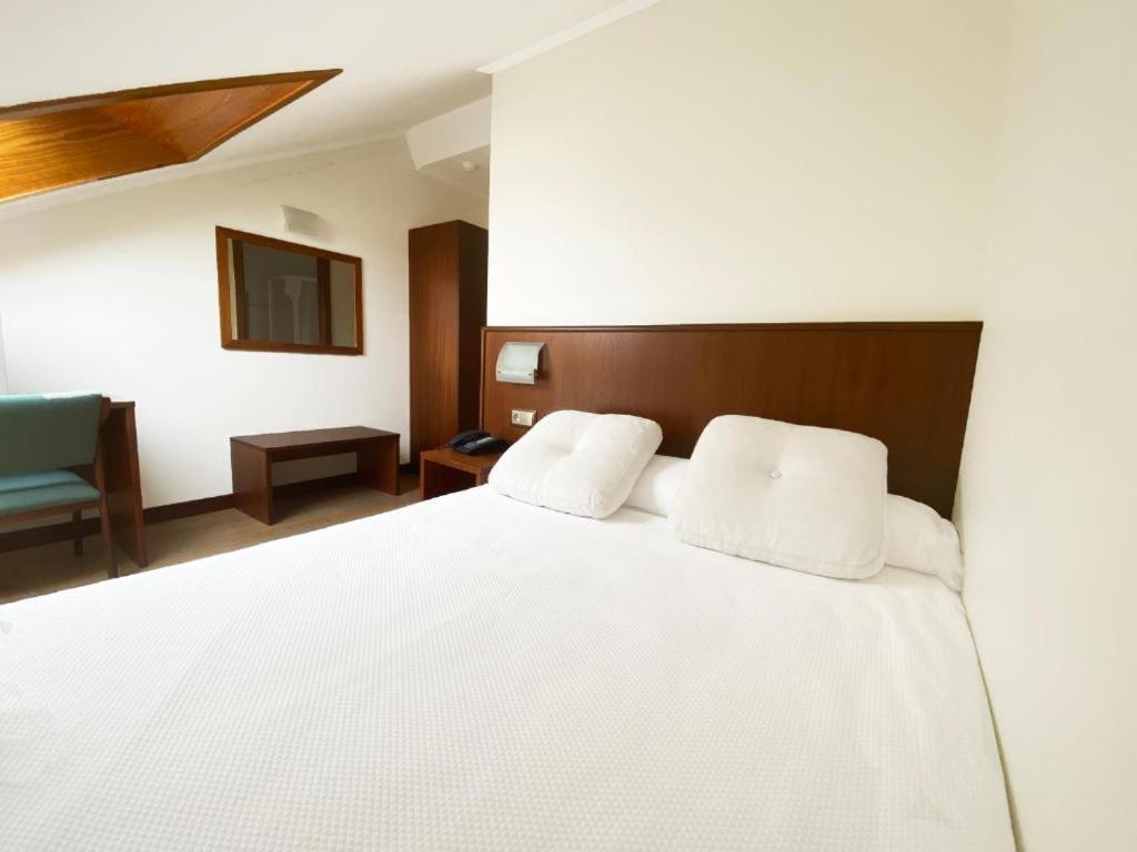 Hotel Entrerobles Sabaris Esterno foto